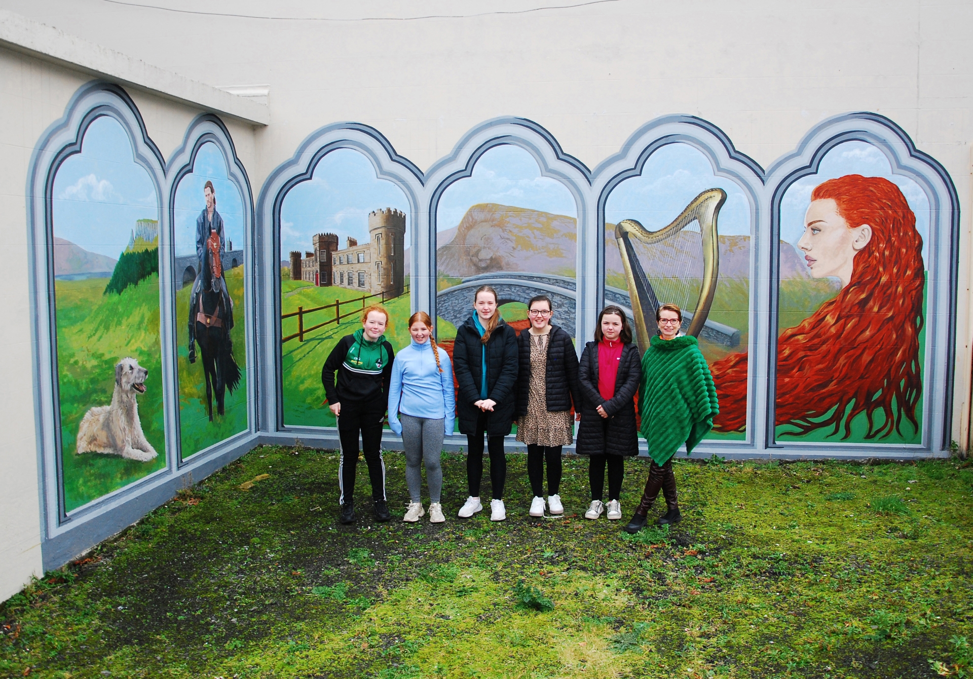 Benbradagh Community Support Youth Club girls, who took part in the mural - Chrissie-Mia, Lucy, Orla, Grace and Maeve with artist Sheila Morrison Byrne.  Photos: Rosemarie Lynn