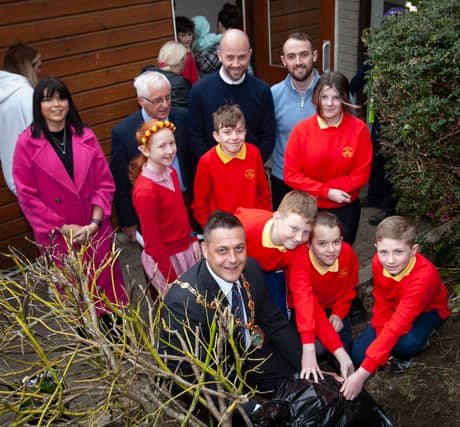 Pupils from Mr. O’Donnell’s class help Mayor Graham Warke. Photos: Jim McCafferty Photography.