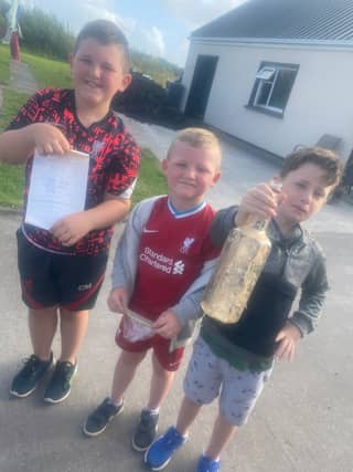Inishowen boys Oisín O’ Doherty, Eoghan O’ Doherty along with Odhran O’ Sullivan with a message in a bottle they discovered while on holiday in Co. Kerry.
