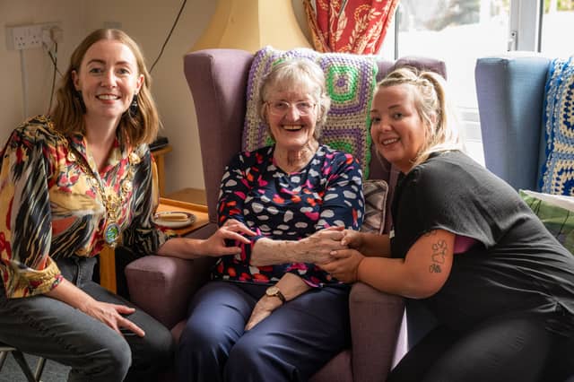 The Mayor Councillor Grace Uí Niallais visited Longfield Care Home where she chatted with residents as part the Mayoral initiative to raise awareness of her chosen charity, Hive Cancer Support. During the visit entertainment was provided by members of the Hive Cancer Support Choir led by director Siobhan Heaney.