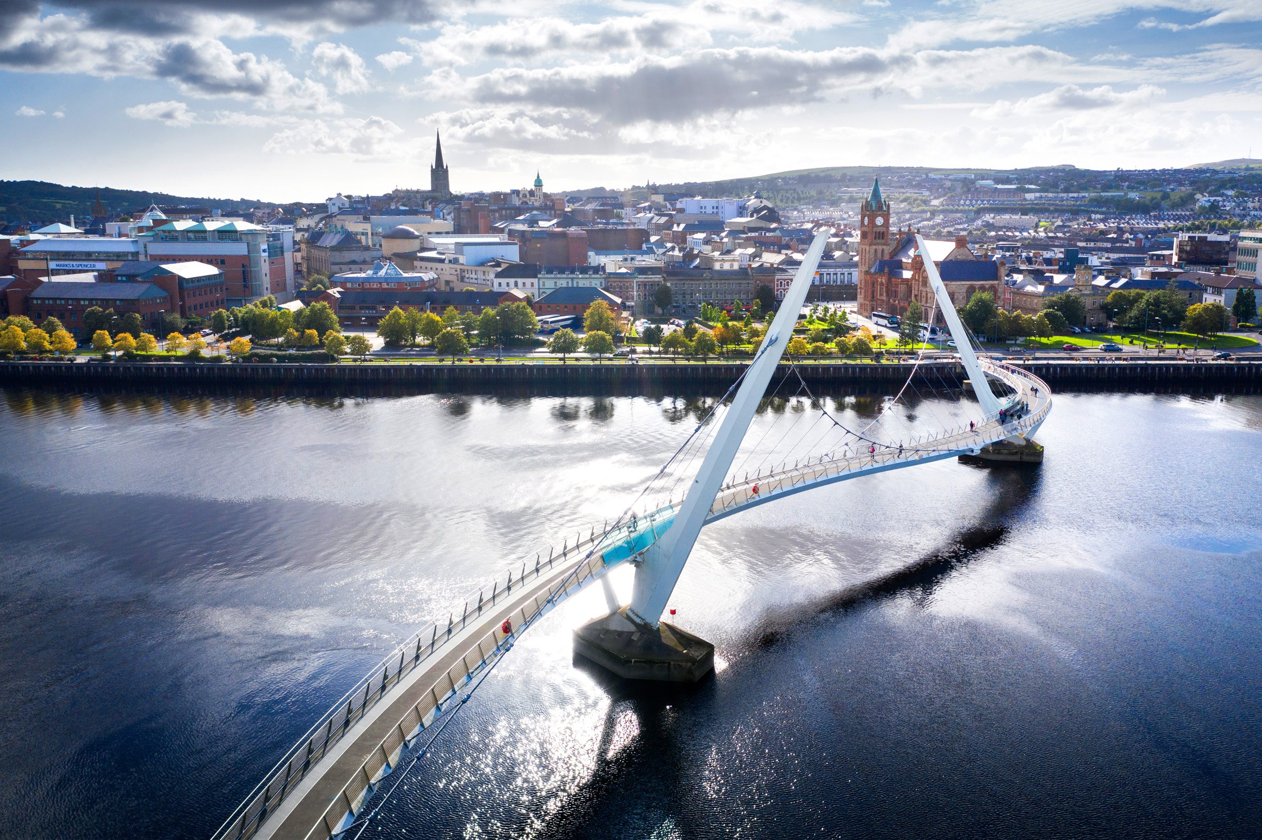 Council to replace feature lighting on Peace Bridge