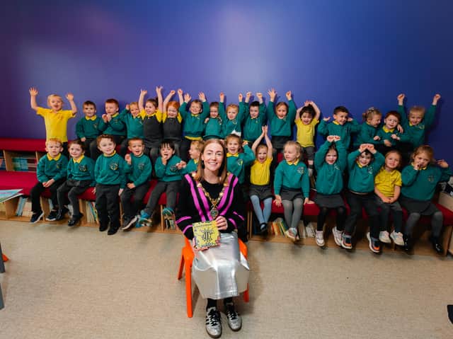 Derry City and Strabane District Council Mayor Grace Uí Niallais gets the seal of approval during her visit from the Rang 1 pupils.