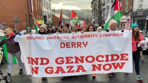 ‘Ar scáth a chéile a mhaireann na daoine’