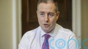 Minister defends meeting group which represents loyalist paramilitaries