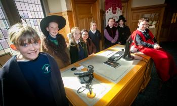 IN PICTURES: Mayor welcomes Bunscoil Cholmcille&rsquo;s future leaders to Derry's Guildhall