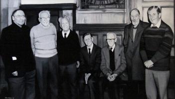 Ag breathnú siar chun céim a ghlacadh chun tosaigh – Looking back to take a step forward