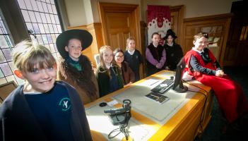 IN PICTURES: Mayor welcomes Bunscoil Cholmcille&rsquo;s future leaders to Derry's Guildhall