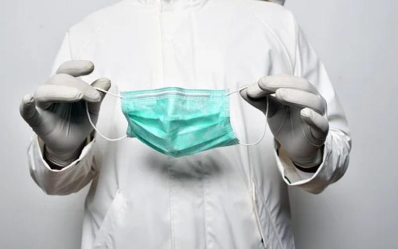 Face mask advice issued for public transport as Covid-19 hospital numbers rise 