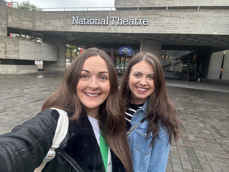 Hannah and Martina in front of the National Theatre