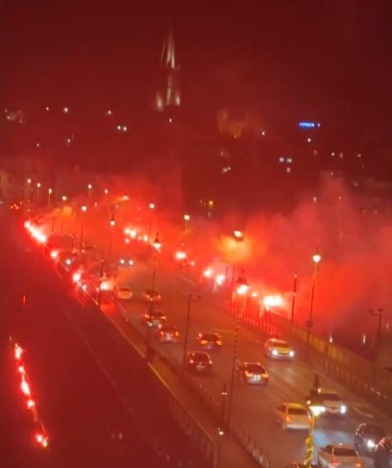 Fireworks and flares light up Derry's Craigavon Bridge ahead of FAI Cup Final