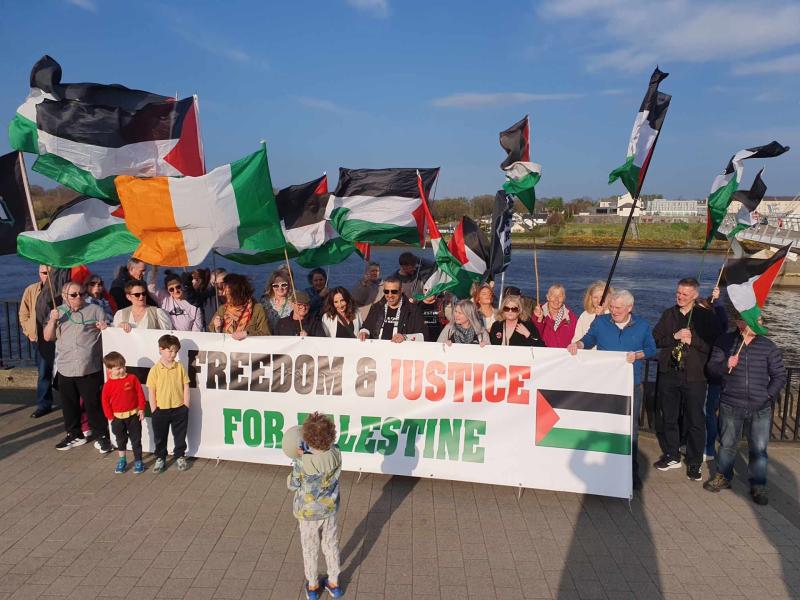 Palestinian filmmaker and journalist, Yousef Alhelou receives a warm welcome to Derry