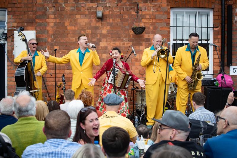 Sunshine brings out the crowds for the City of Derry Jazz Festival