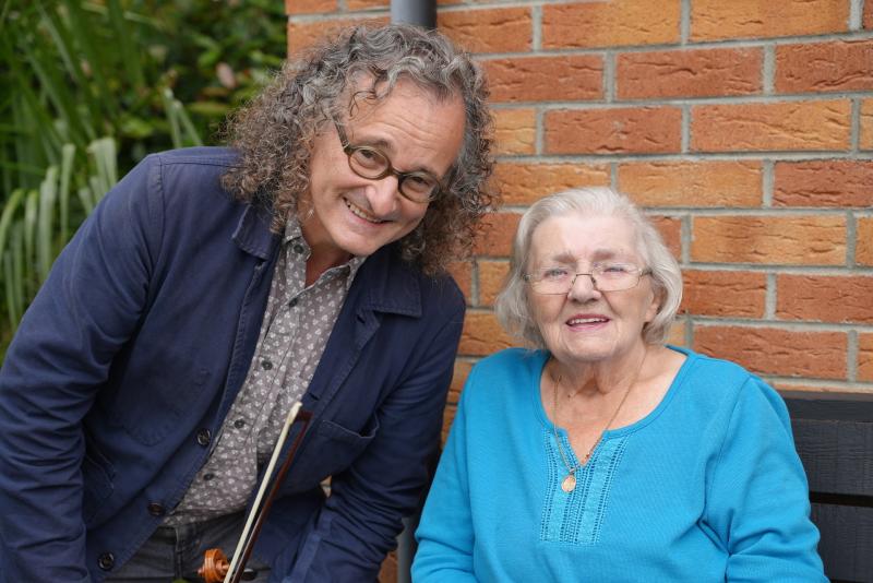 Legendary trad artist Martin Hayes performs for Derry's Mary Nelis ahead of milestone birthday
