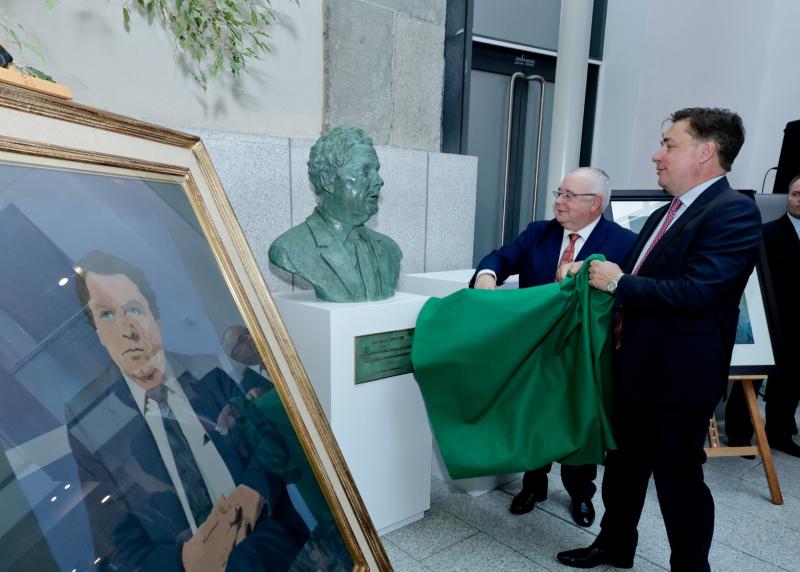 Bust of John Hume unveiled to mark 25 years since Nobel Peace Prize 