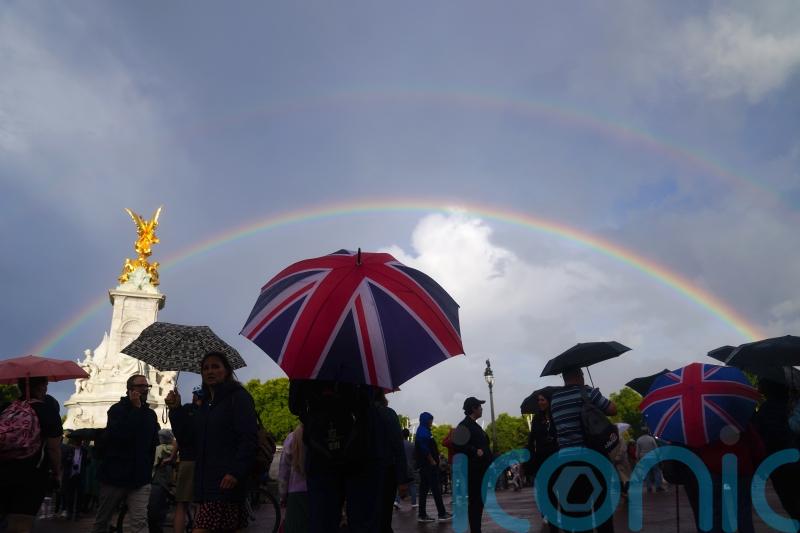 Mourners watching the Queen’s coffin and the King to expect mixed autumn weather