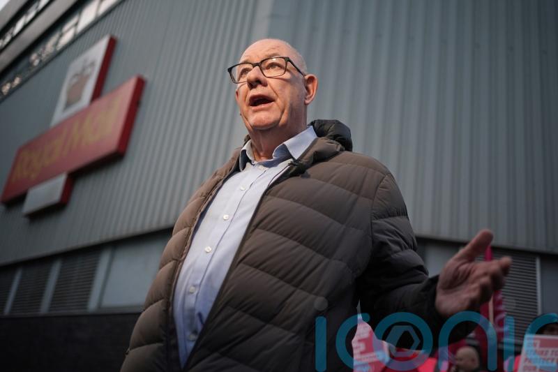 Royal Mail clashes with union over ‘unacceptable behaviour’ on picket lines