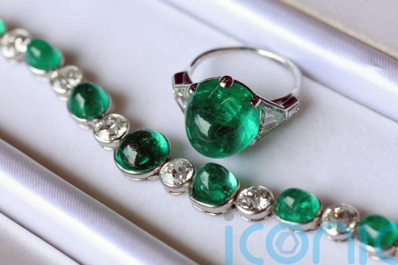 Jewellery that belonged to Wallis Simpson sells for £42,000 at auction