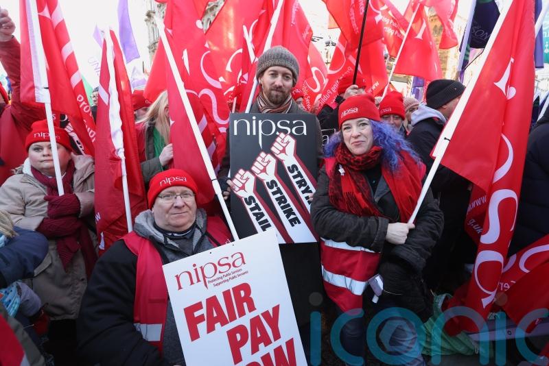 Civil servants to be offered 5% pay increase and one-off £1,500 payment