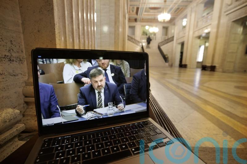 Health minister apologises for ‘one-word answer’ to question on puberty blockers