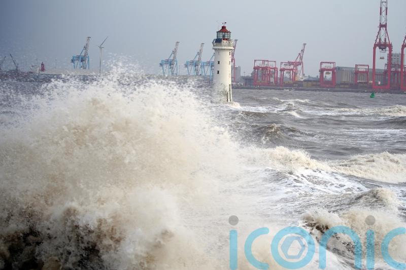 Storm Kathleen: Thousands of passengers hit by delays as flights cancelled