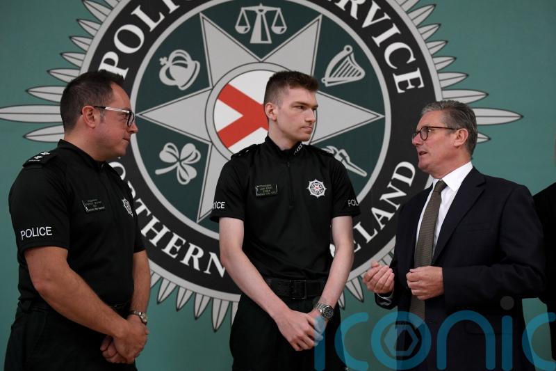 Prime Minister meets police in Belfast injured in recent disorder