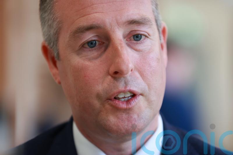 Education Minister criticised for meeting with loyalist group