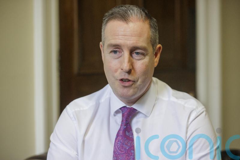 Minister defends meeting group which represents loyalist paramilitaries