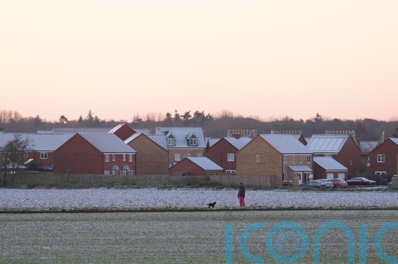 UK bracing for heavy snow and icy rain after minus 5C temperatures overnight