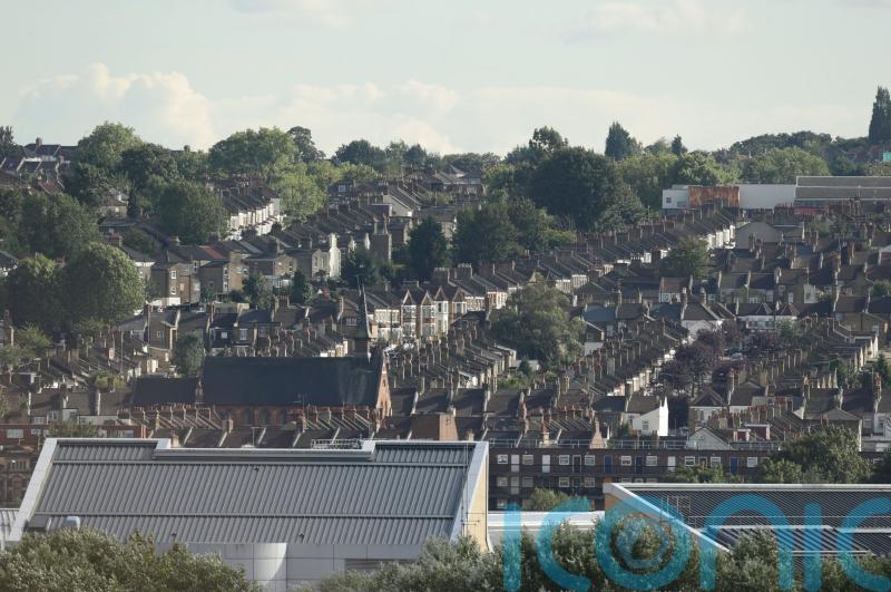 Average UK house price falls by £1,575 month on month – Halifax