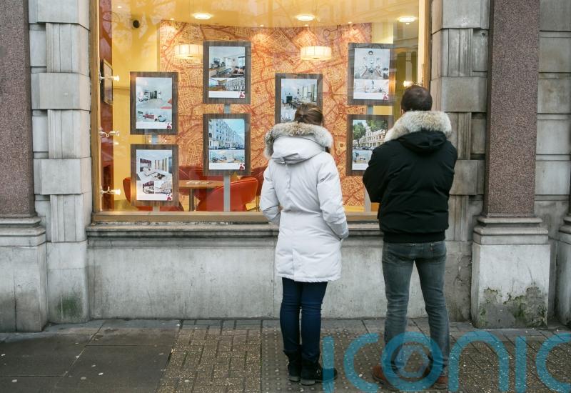 Average UK house price increased by nearly £900 in April – Halifax